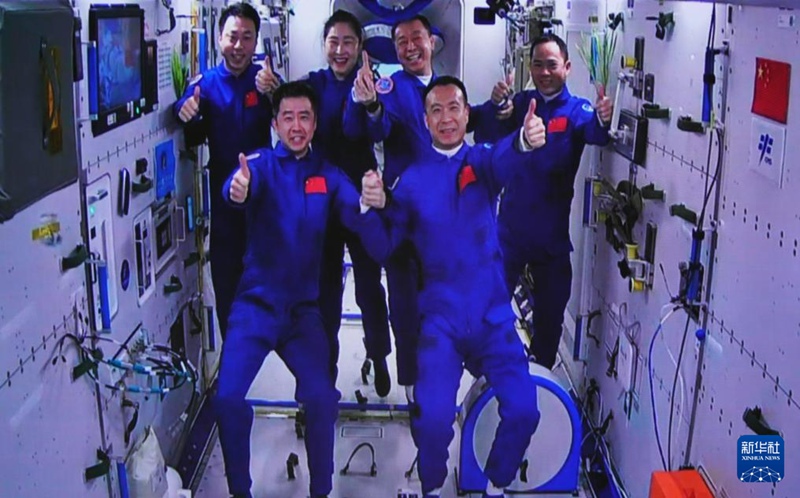 선저우(神舟) 15호 우주비행사 탑승팀과 선저우 14호 우주비행사 탑승팀이 우주 공간에서 기념 촬영을 하고 있다. [2022년 11월 30일 주취안(酒泉)위성발사센터에서 촬영/사진 출처: 신화사]