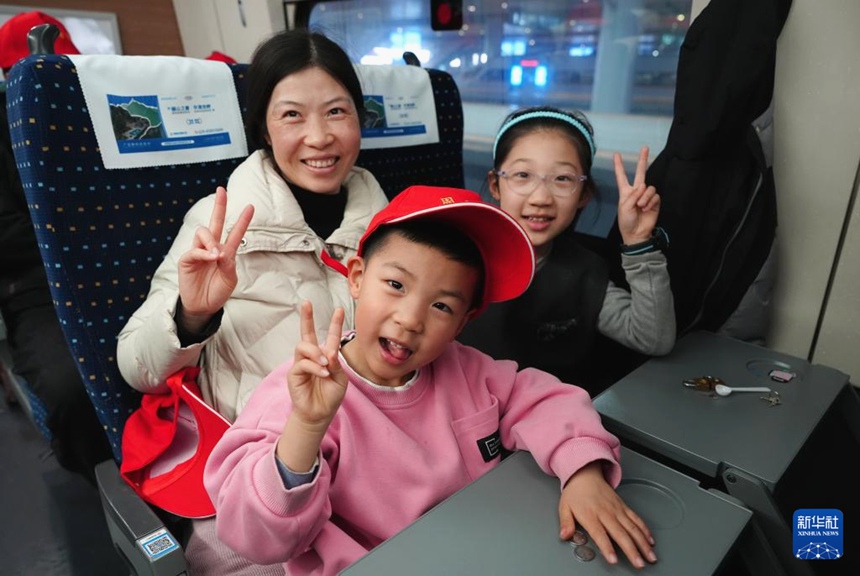 저우즈현 출신 근로자 허수리(何淑利, 왼쪽 첫 번째)와 딸, 아들이 열차 출발을 기다리고 있다. [2월 24일 촬영/사진 출처: 신화사]