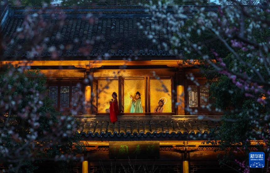 차오산 풍경명승구에서 열린 야간 쥐번사 [2월 23일 촬영/사진 출처: 신화사]