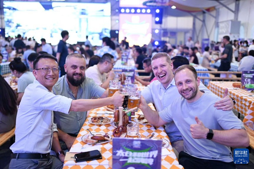 제20회 타이창 맥주 축제 현장에서 건배하는 사람들 [2025년 8월 26일 촬영/사진 촬영: 왕쉬중]