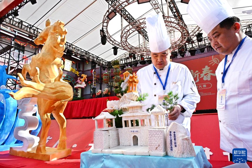 참가 선수가 조각 작품을 만들고 있다. [2월 25일 촬영/사진 촬영: 신화사]