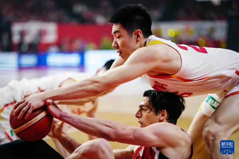주쥔룽(朱俊龍·위) 중국팀 선수가 경기 중 공을 빼앗고 있다. [2월 26일 촬영/사진 출처: 신화사]