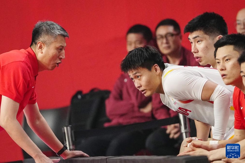 궈스창(좌) 중국팀 감독이 자오루이 선수에게 작전 지시를 내리고 있다. [2월 26일 촬영/사진 출처: 신화사]