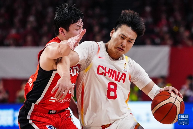 자오루이(우) 중국팀 선수가 경기 중 드리블하면서 상대방 수비를 돌파하고 있다. [2월 26일 촬영/사진 출처: 신화사]