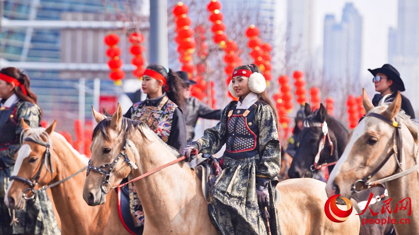 우루무치 서훠 퍼레이드, 세시풍속 향연 펼쳐져