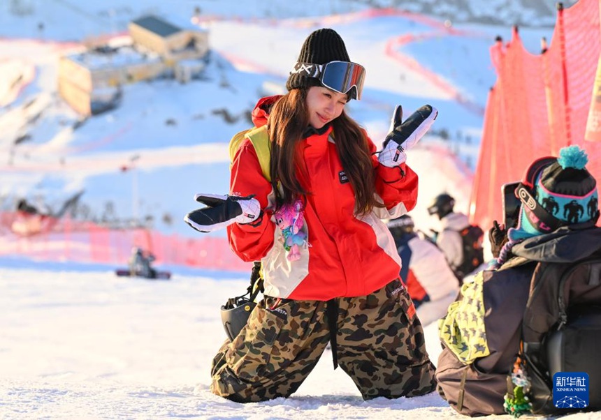 스키 애호가가 신장 아러타이 장쥔산 국제스키리조트에서 기념 촬영을 하고 있다. [2월 25일 촬영/사진 출처: 신화사]