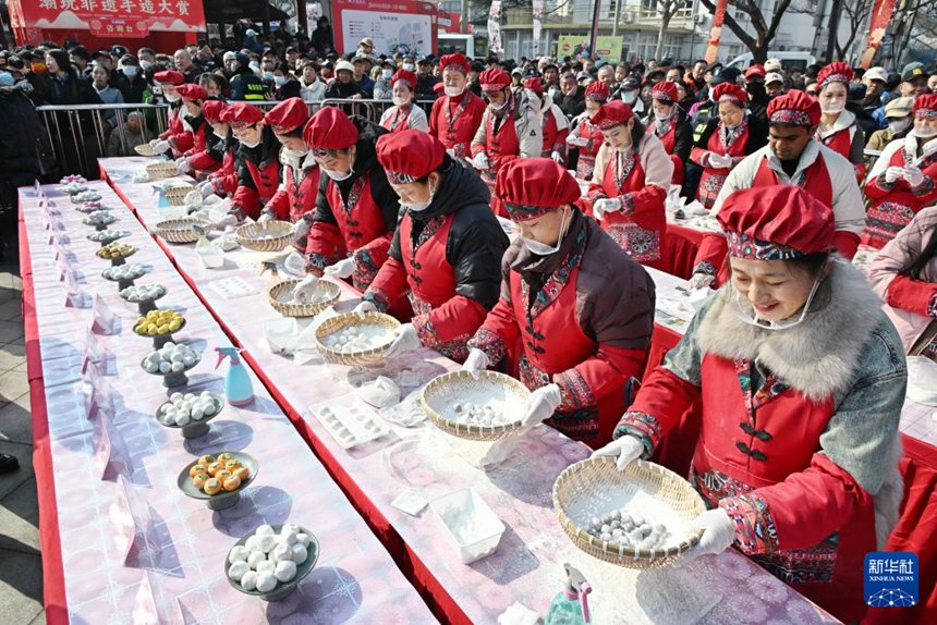 2026년 전국 ‘우리의 명절·위안샤오제’ 주제 문화 행사 산둥(山東)성 시범 행사가 칭다오(靑島)에서 열려, 참가자들이 현장에서 위안샤오(元宵, 원소: 소를 잘게 썰어 물에 살짝 적신 후, 찹쌀가루를 담은 둥근 광주리에 넣어 여러 번 흔들어 둥글게 만드는 전통 명절 음식) 만들기 경연에 참여하고 있다. [2월 28일 촬영/사진 출처: 신화사]