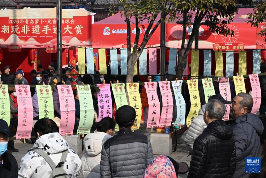 ‘우리의 명절·위안샤오제’ 주제 문화 행사 산둥성 시범 행사 현장에서 참가자들이 등불 수수께끼를 풀고 있다. [2월 28일 촬영/사진 출처: 신화사]