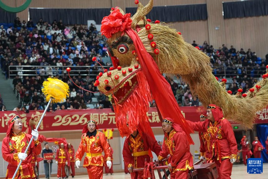 저장성 퉁루(桐廬)현 바이장(百江)진의 차오룽(草龍)이 장난(江南)체육관을 행진하며 공연을 펼치고 있다. [2월 28일 촬영/사진 출처: 신화사]