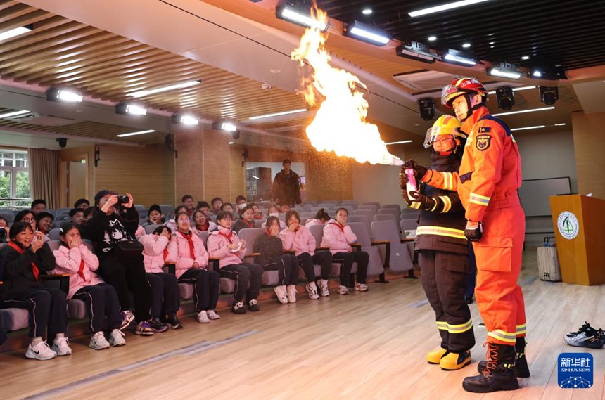 상하이시 창닝(長寧)구 소방구조대가 상하이 톈산(天山)중학교 학생들을 대상으로 소방 안전 실습 수업을 진행했다. 사진은 강의실에서 소방관이 학생들에게 인화성 물질의 위험성을 설명하는 모습. [3월 2일 촬영/사진 출처: 신화사]