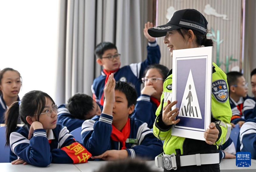 신장(新疆) 교육학원 실험초등학교에서 우루무치(烏魯木齊)시 공안국 교통관리지대가 진행한 교통안전 교육 현장 [3월 2일 촬영/사진 출처: 신화사]