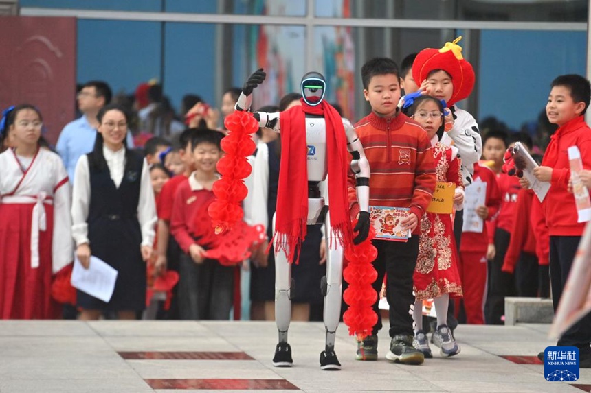 광시 난닝시 빈후로 초등학교 개학식에서 어린이들이 휴머노이드 로봇과 함께 말(馬)의 해 새해 인사를 전하고 있다 . [3월 2일 촬영/사진 출처: 신화사]