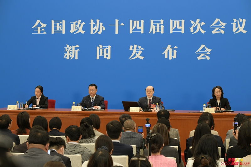 류제이 회의 대변인이 국내외 언론에 이번 회의 관련 상황을 소개한 뒤 기자들의 질문에 답변하고 있다.