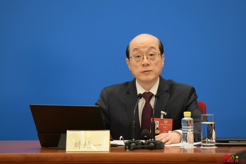 류제이 회의 대변인이 국내외 언론에 이번 회의 관련 상황을 소개한 뒤 기자들의 질문에 답변하고 있다.