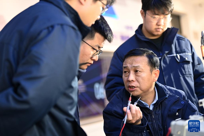 둥훙타오가 작업실 멤버들과 업무를 논의하고 있다. [1월 14일 촬영/사진 출처: 신화사]