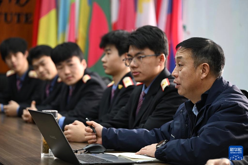 산시성 웨이난(渭南)시에 위치한 산시철도공학직업기술전문대학교에서 둥훙타오가 학생들과 대화하고 있다. [2월 4일 촬영/사진 출처: 신화사]
