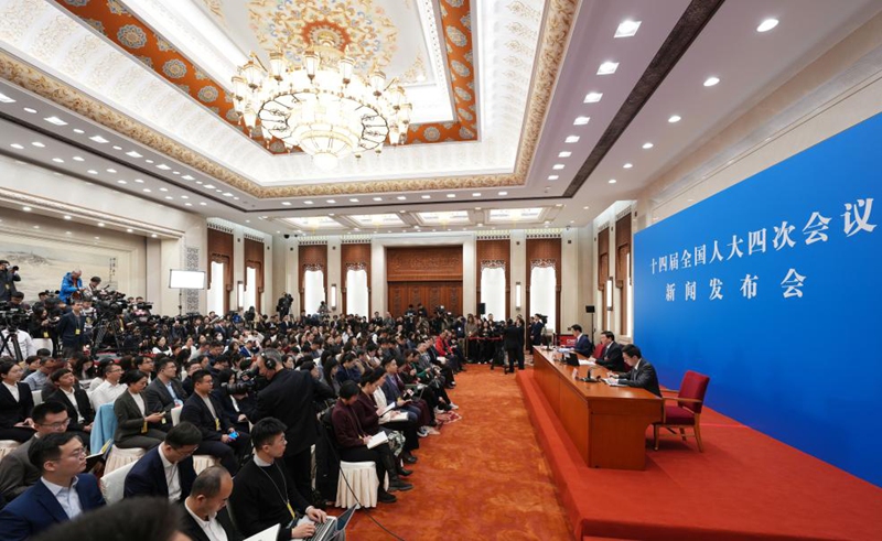 러우친젠 대회 대변인이 내외신 기자들의 질문에 답하고 있다.   