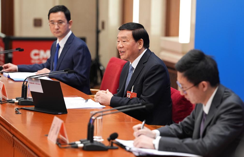 러우친젠 대회 대변인이 내외신 기자들의 질문에 답하고 있다.   