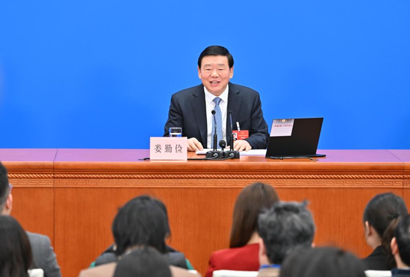 러우친젠 대회 대변인이 내외신 기자들의 질문에 답하고 있다.   