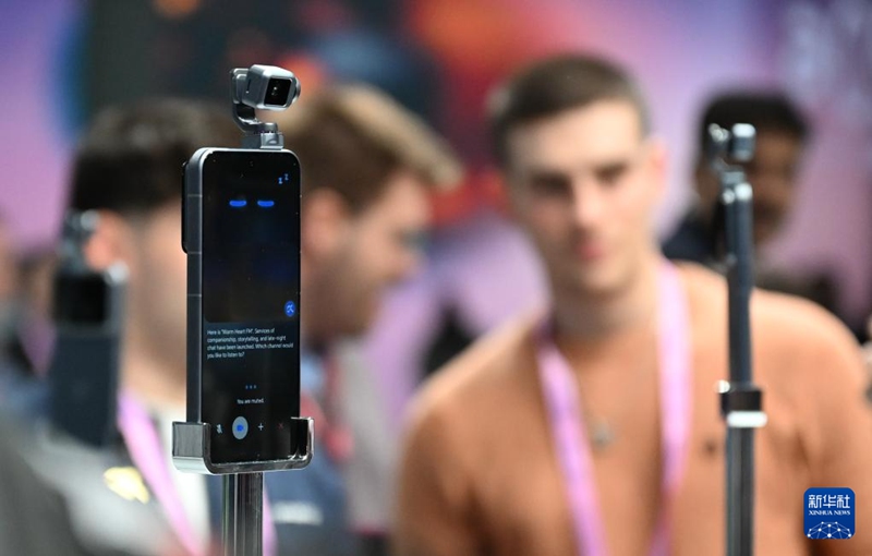 관람객들이 아너(榮耀, HONOR) 로봇폰을 살펴보고 있다. [3월 3일 촬영/사진 출처: 신화사]