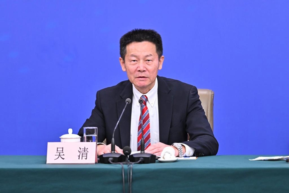 우칭 중국증권감독관리위원회 주석이 기자들의 질문에 답하고 있다.