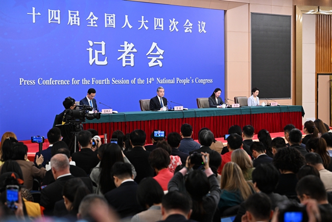 [중국 양회] 왕이, “중국은 주변 평화 안정의 핵심 역할 수행”