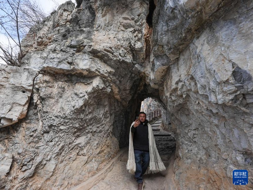 정왕춘 대표가 휴대폰으로 구루촌 뤄마다오를 촬영해 소셜미디어에 올린다. [1월 29일 촬영/사진 출처: 신화사] 