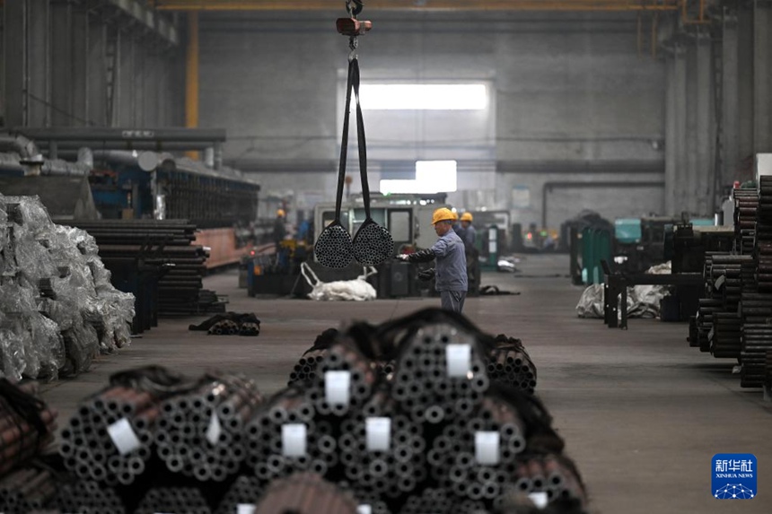 직원들이 베어링 강관(鋼管) 생산 라인에서 작업 중이다. [3월 6일 촬영/사진 출처: 신화사]