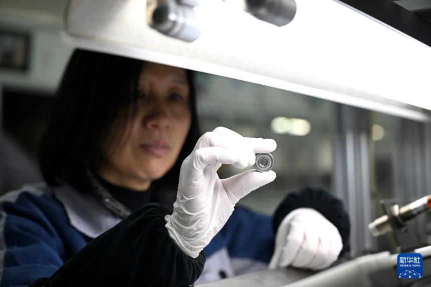 직원이 베어링 제품에 대해 추출 검사를 진행하고 있다. [3월 6일 촬영/사진 출처: 신화사]