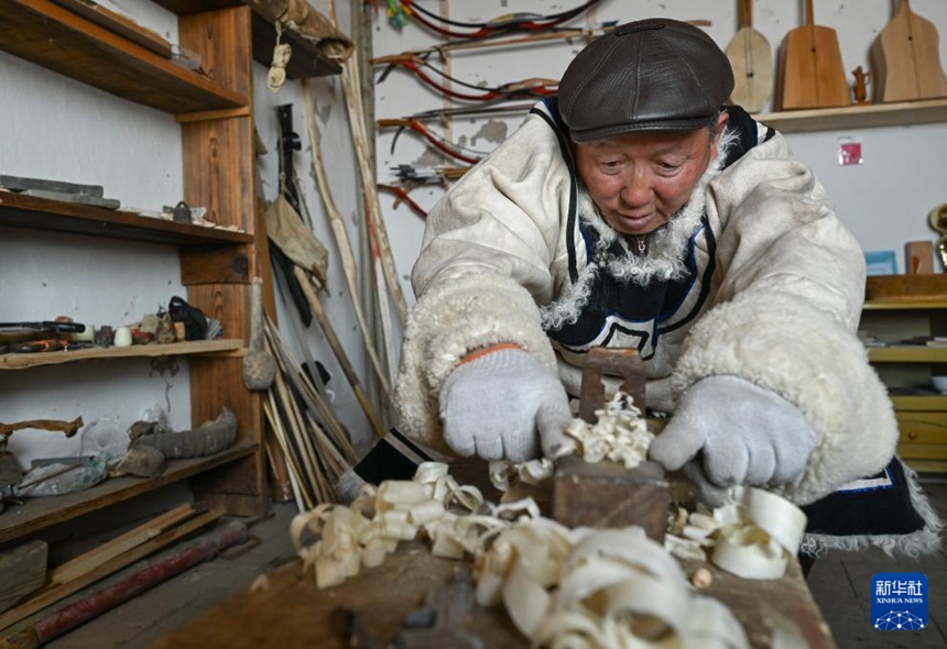 톄무얼자푸가 스키 제작용 목재를 대패질해 평평하게 다듬고 있다. [2월 24일 촬영/사진 출처: 신화사]