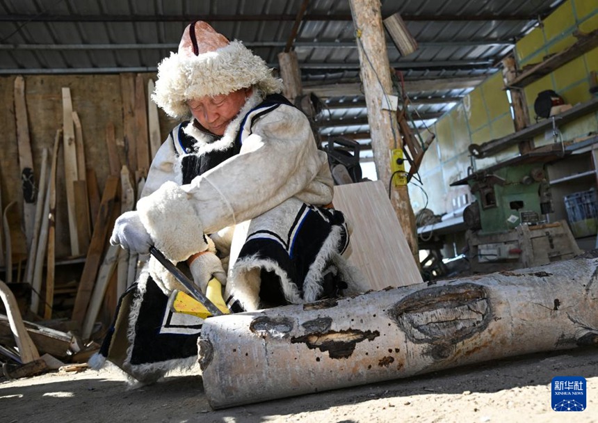 톄무얼자푸가 스키 제작용 목재를 쪼개고 있다. [2월 24일 촬영/사진 출처: 신화사]