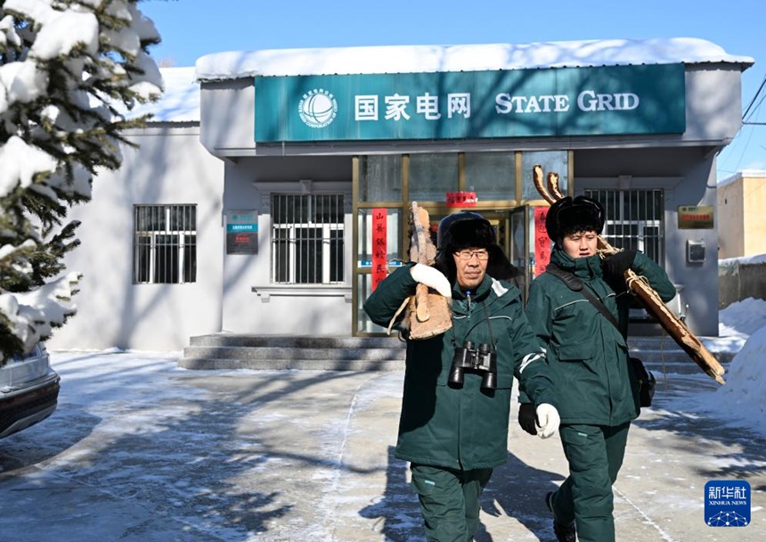 전력 공급 직원들이 스키를 어깨에 메고 순찰을 떠날 준비를 하고 있다. [2월 24일 촬영/사진 출처: 신화사]
