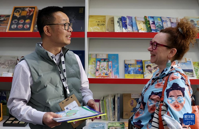 참가자들이 런던도서전 중국 전시 구역에서 상담을 진행하고 있다. [3월 10일 촬영/사진 출처: 신화사]