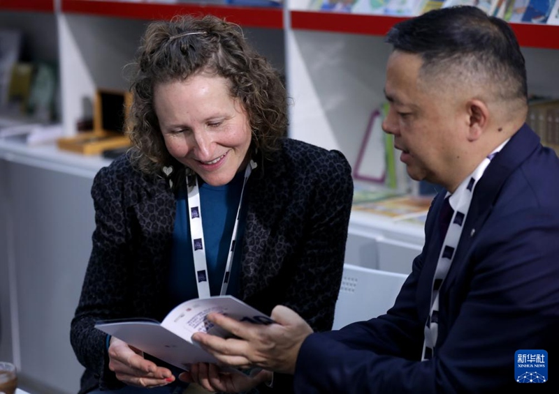 참가자들이 런던도서전 중국 전시 구역에서 상담을 진행하고 있다. [3월 10일 촬영/사진 출처: 신화사]