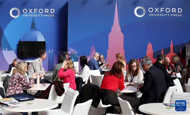 참가자들이 런던도서전에서 상담을 진행하고 있다. [3월 10일 촬영/사진 출처: 신화사]