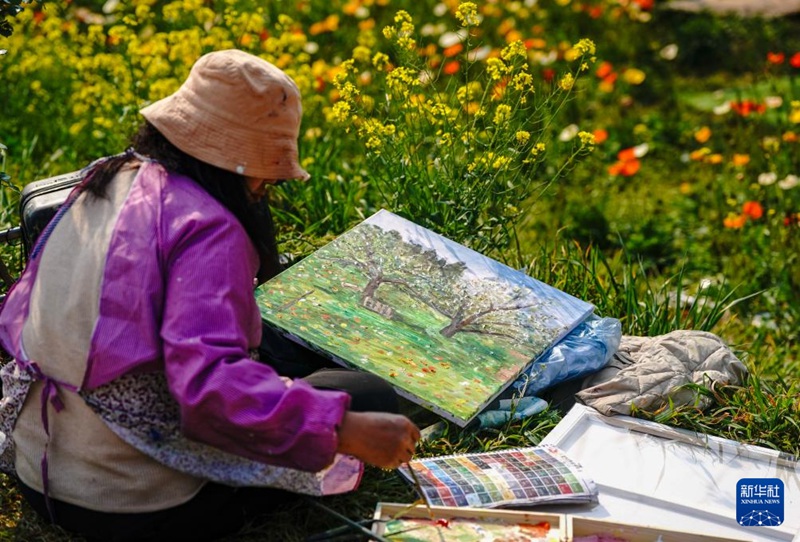 쿤밍 밍화구에서 한 유화 동호인이 그림을 그리고 있다. [3월 10일 촬영/사진 출처: 신화사]