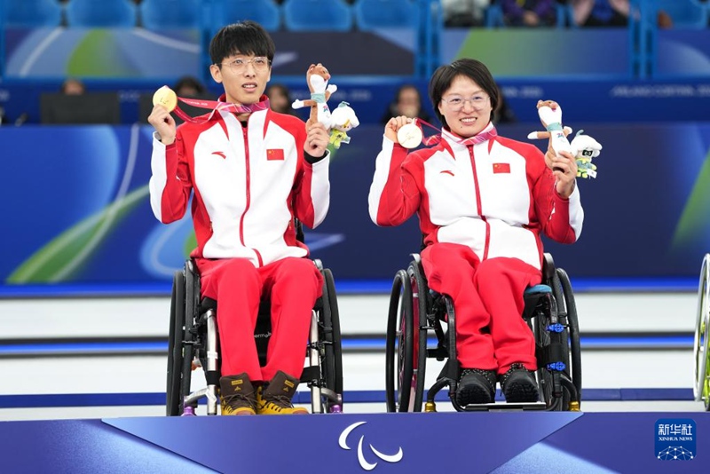 우승을 차지한 중국팀 양진차오(좌)/왕멍 선수가 시상대에 올라 있다. [3월 11일 촬영/사진 출처: 신화사]