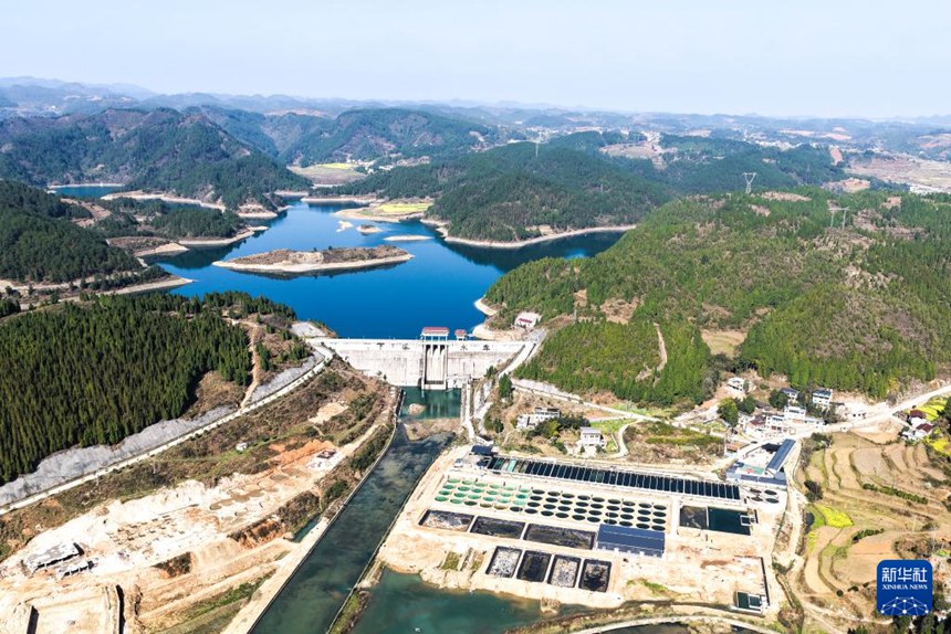 천궁현 담수어업 기지 인근에 샤시 저수지 수원지가 위치해 있다. [3월 10일 드론 촬영/사진 출처: 신화사]