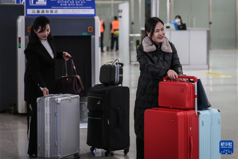 조선 국적 승객들이 단둥역에서 출입국 심사를 기다리고 있다. [3월 12일 촬영/사진 출처: 신화사]