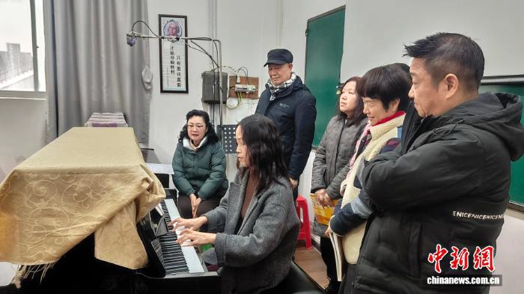 수강생들이 피아노 수업을 듣고 있다. [3월 9일 촬영/사진 촬영: 어우후이란(歐惠蘭)]