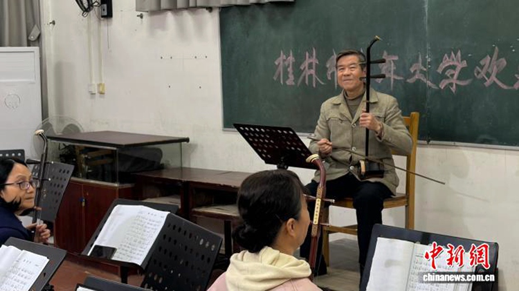 얼후(二胡) 선생님이 연주 시범을 보이고 있다. [3월 9일 촬영/사진 촬영: 모웨이원(莫偉雯)]