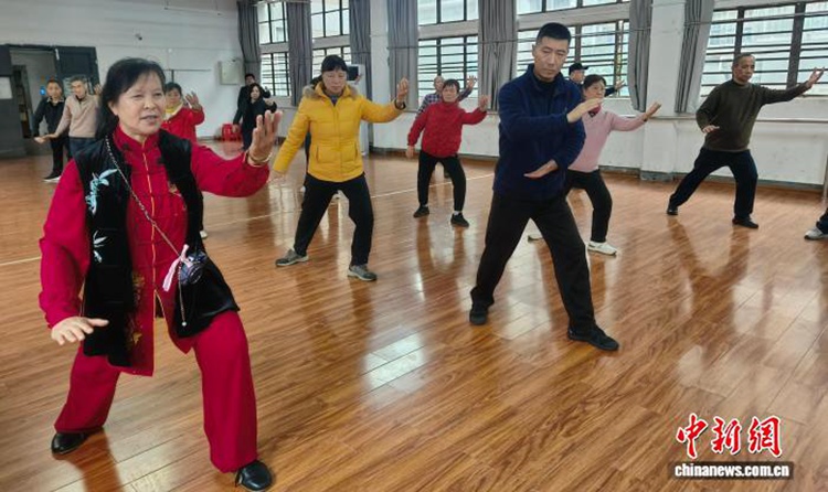 수강생들이 태극권을 연습하고 있다. [3월 9일 촬영/사진 촬영: 어우후이란]