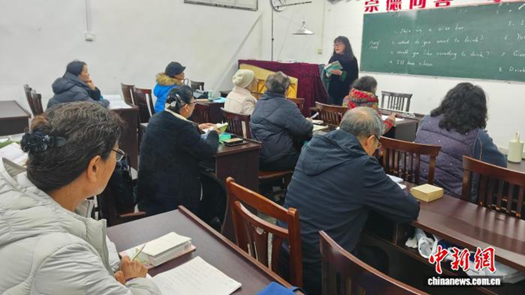 수강생들이 영어 수업을 듣고 있다. [3월 9일 촬영/사진 촬영: 어우후이란]