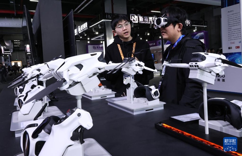 관람객(우)이 동방 허브 전시 구역에서 스마트 아이마스크를 착용하고 파노라마 비행체 시점을 체험하고 있다. [3월 12일 촬영/사진 출처: 신화사]