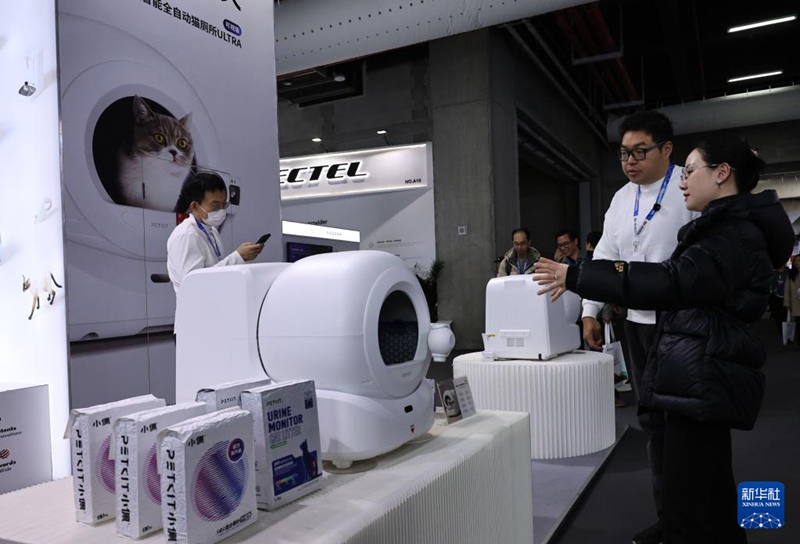 관람객이 동방 허브 구역에 있는 스마트 고양이 화장실 제품 앞에서 상담을 진행하고 있다. [3월 12일 촬영/사진 출처: 신화사]