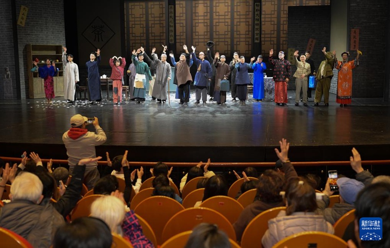 공연을 마친 배우들이 무대 위에서 관객들에게 마지막 인사를 전하고 있다. [3월 14일 촬영/사진 출처: 신화사]