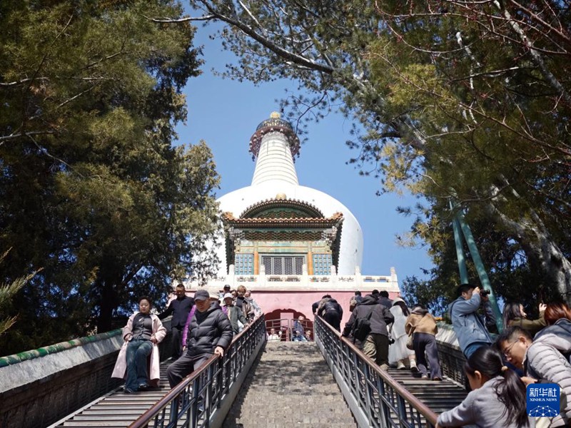 관광객들이 베이징 베이하이공원에서 봄나들이를 즐기고 있다. [3월 15일 촬영/사진 출처: 신화사]