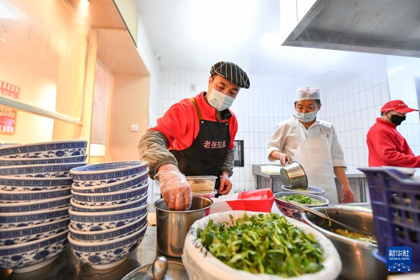 라오장 라몐집 주방장이 라몐을 끊이는 중이다. [2월 27일 촬영/사진 출처: 신화사]