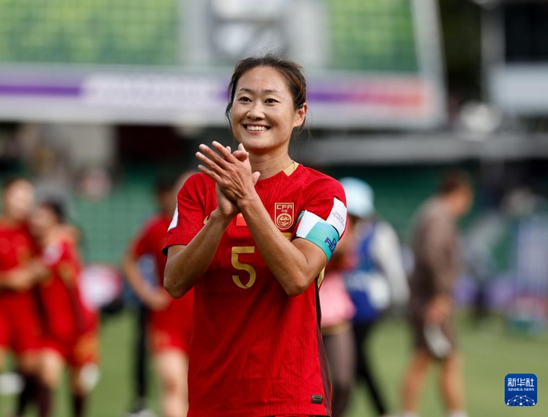 중국팀 우하이옌(吴海燕) 선수가 경기 후 관중들에게 인사하고 있다. [3월 14일 촬영/사진 출처: 신화사]