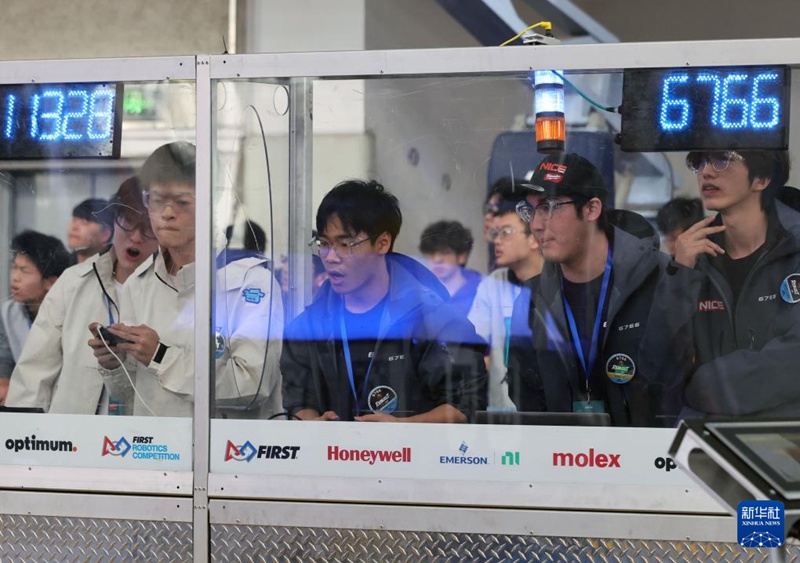 선수들이 로봇을 조종하고 있다. [3월 15일 촬영/사진 출처: 신화사]